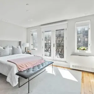  Apartment Luxe Studio With Charming Juliet Balcony